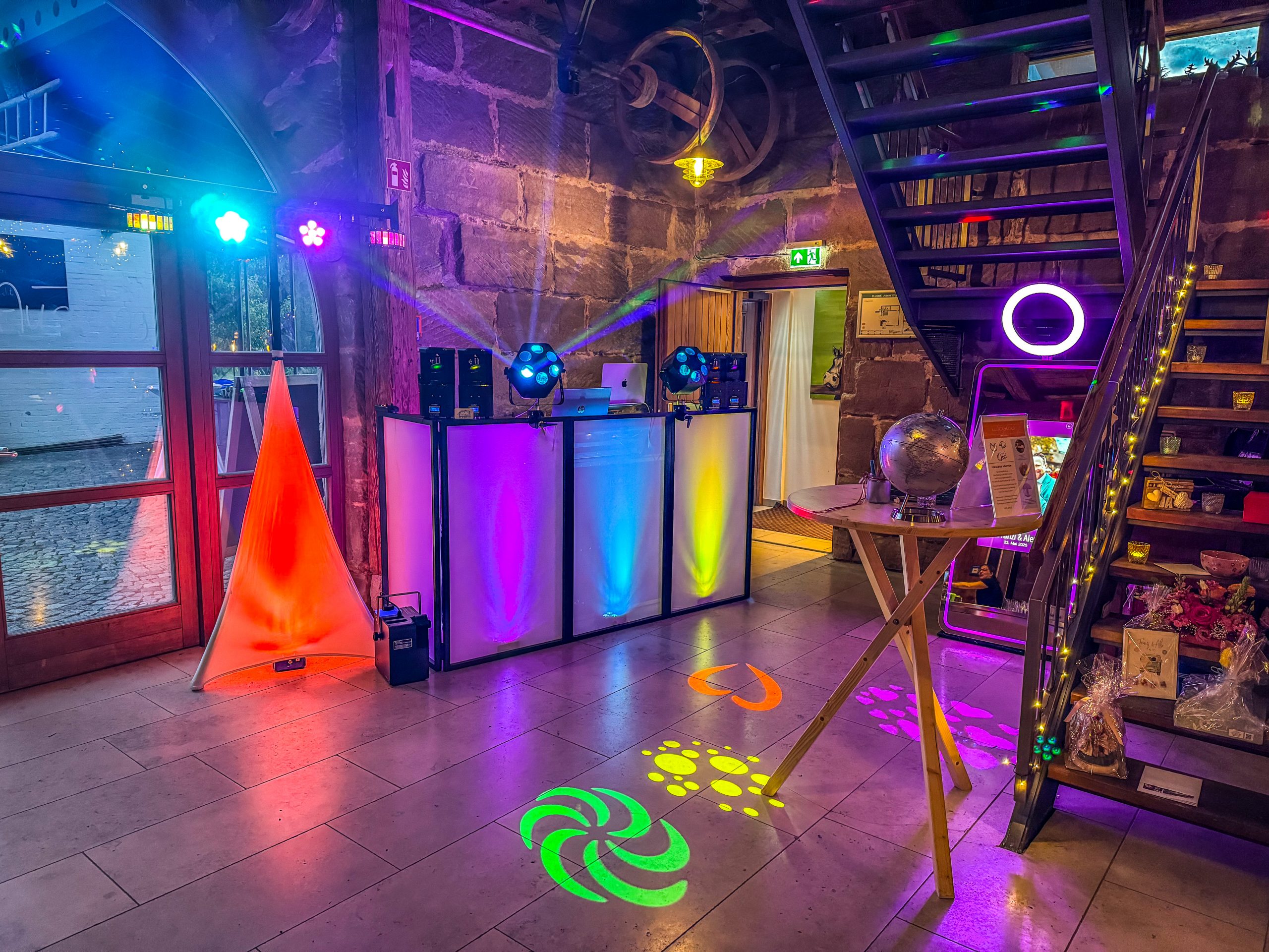 Indoor-Hochzeits-Setup von DJ Alexander Pavel für Hochzeit im Scherauer Hof im Nürnberger Land