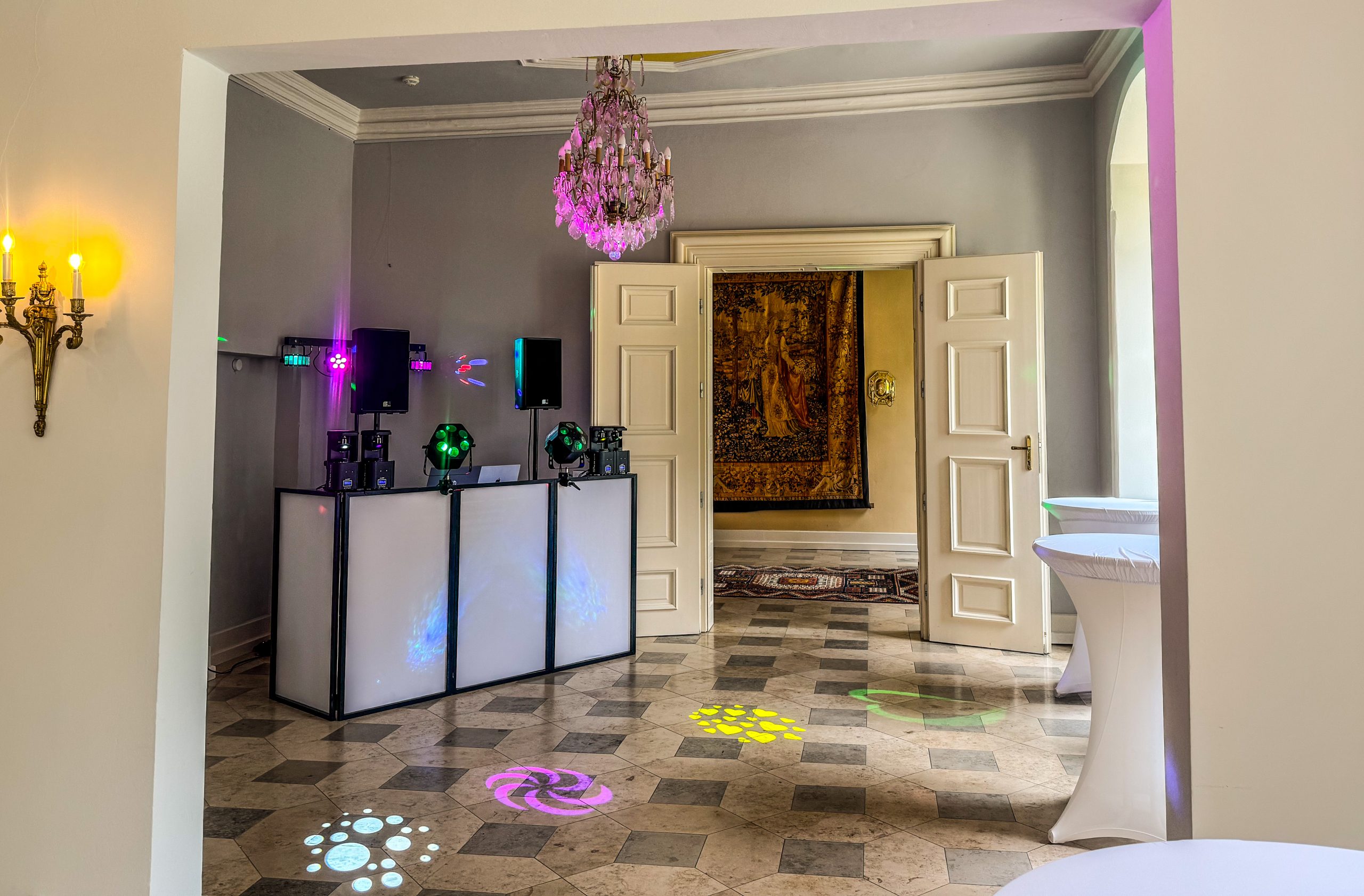 Hochzeits-DJ-Setup mit professioneller Veranstaltungstechnik