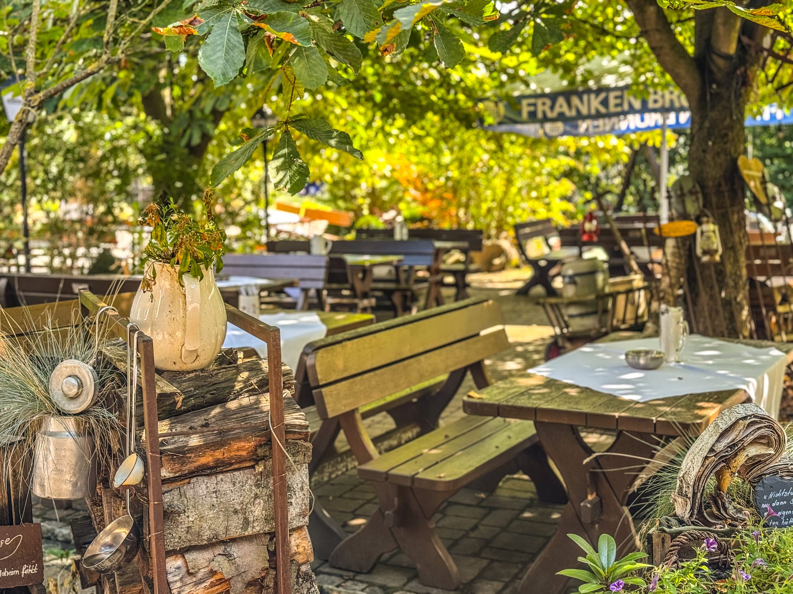 Grüner Biergarten in Franken