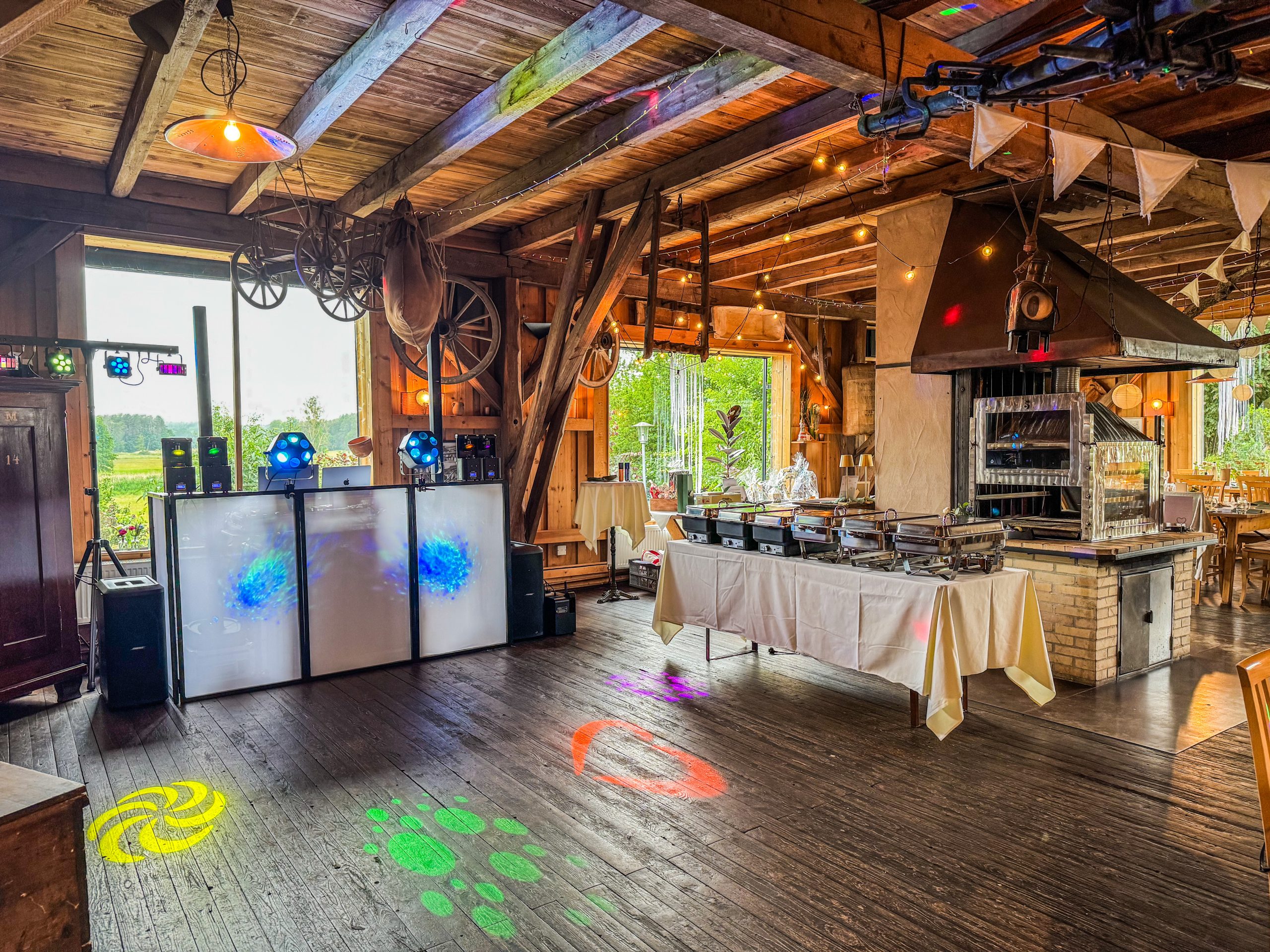 DJ-Pult für Hochzeit mit moderner Soundtechnik