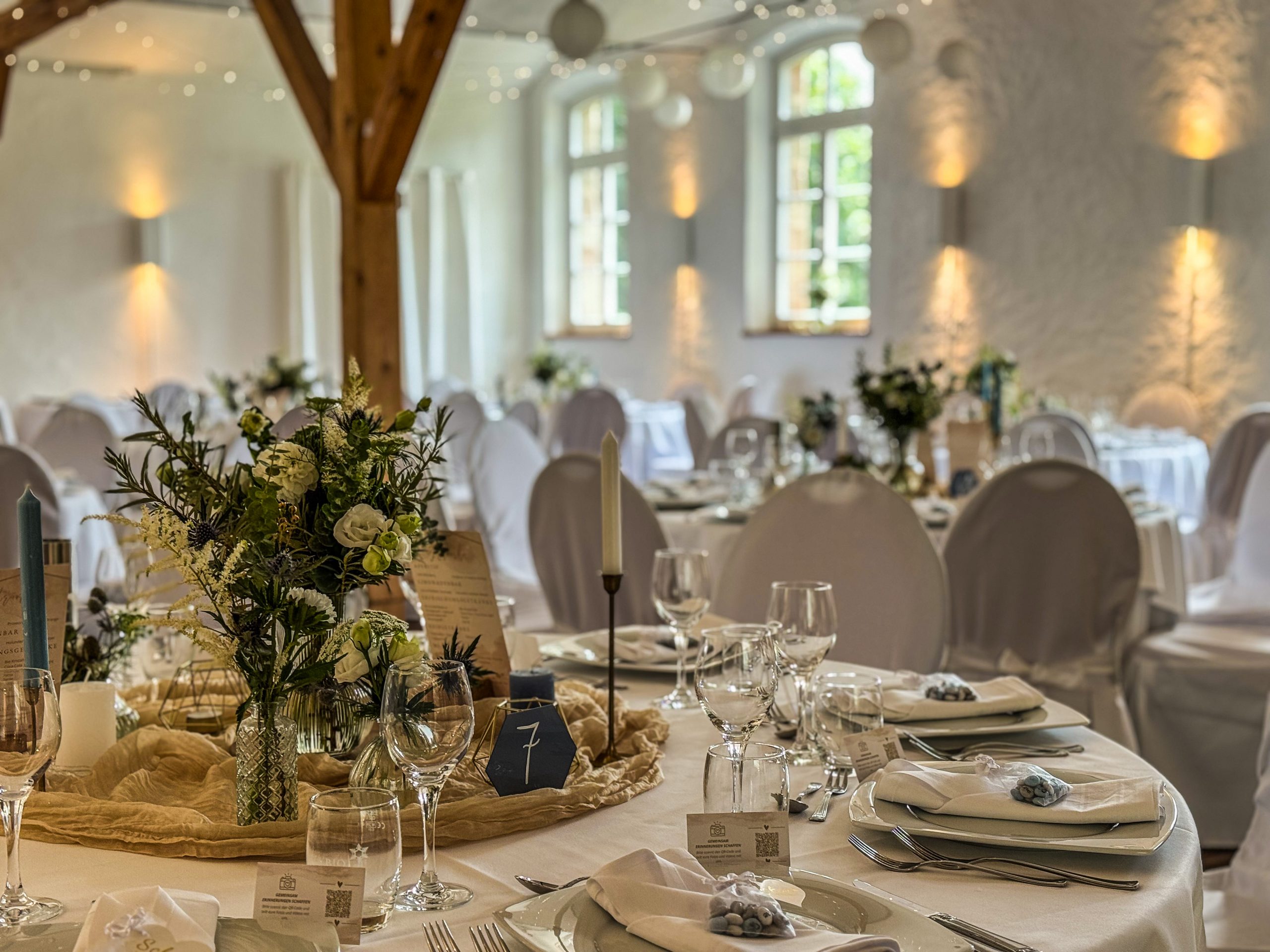 Stilvolle Tischdekoration bei Hochzeit in Franken