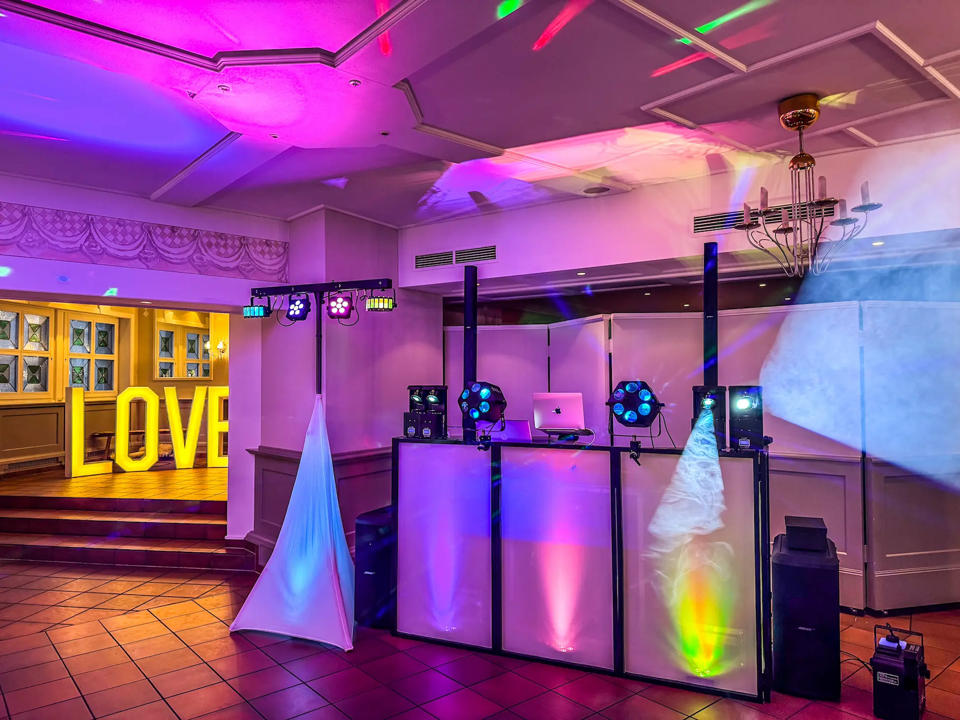 DJ-Alexander-Pavel-DJ-SetUp DJ-Setup von DJ Alexander Pavel für Hochzeitsfeier im Weissen Lamm in Engelthal