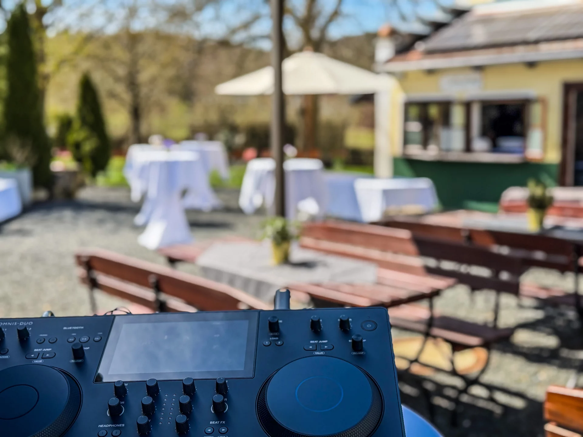 Mischpult von DJ Alexander Pavel im Biergarten Schlosswirtschaft in Heitzenhofen mit DJ Alexander Pavel