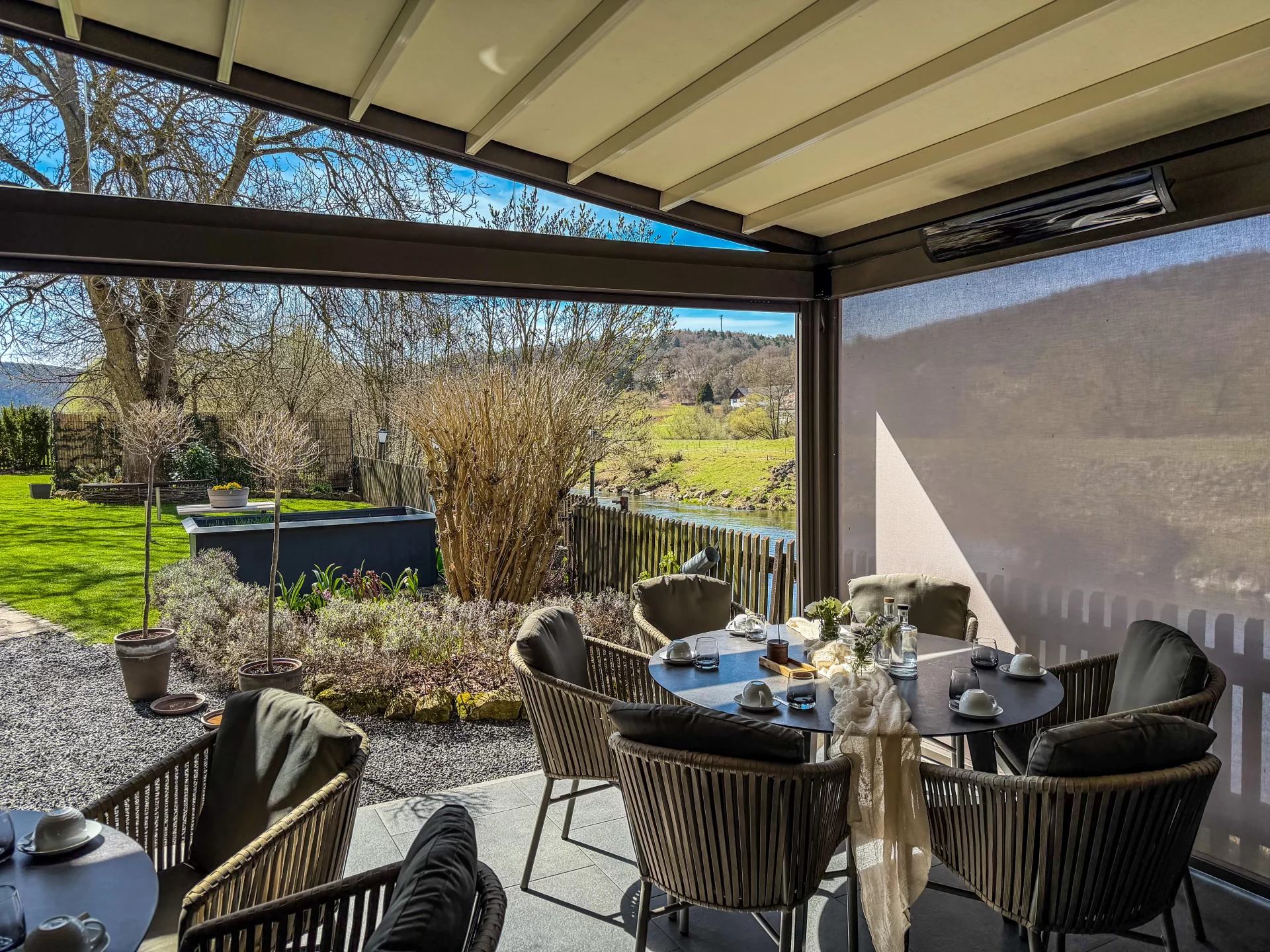 Loungige Terrasse am Wasser in Schlosswirtschaft Heitzenhofen