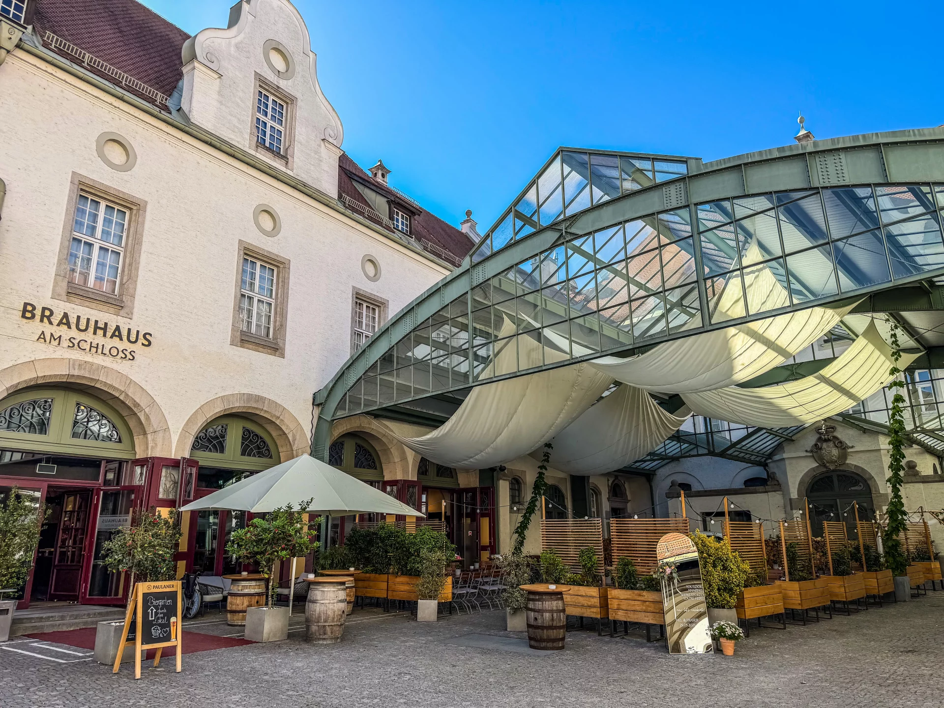 Beeindruckener Innenhof bei Hochzeitsfeier mit DJ Alexander Pavel im Brauhaus am Schloss