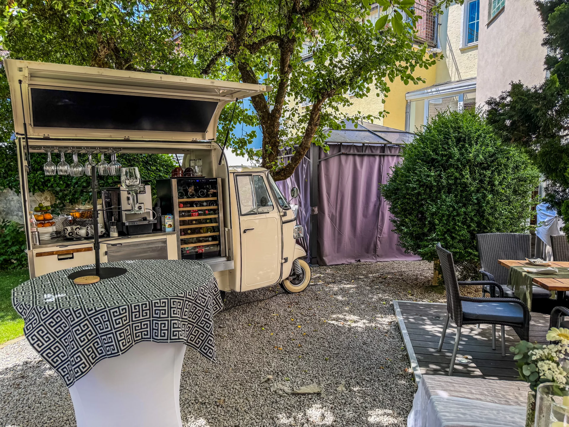 Cafe Eger in Moosbach - Mediterraner Innenhof mit Espresso Mobil
