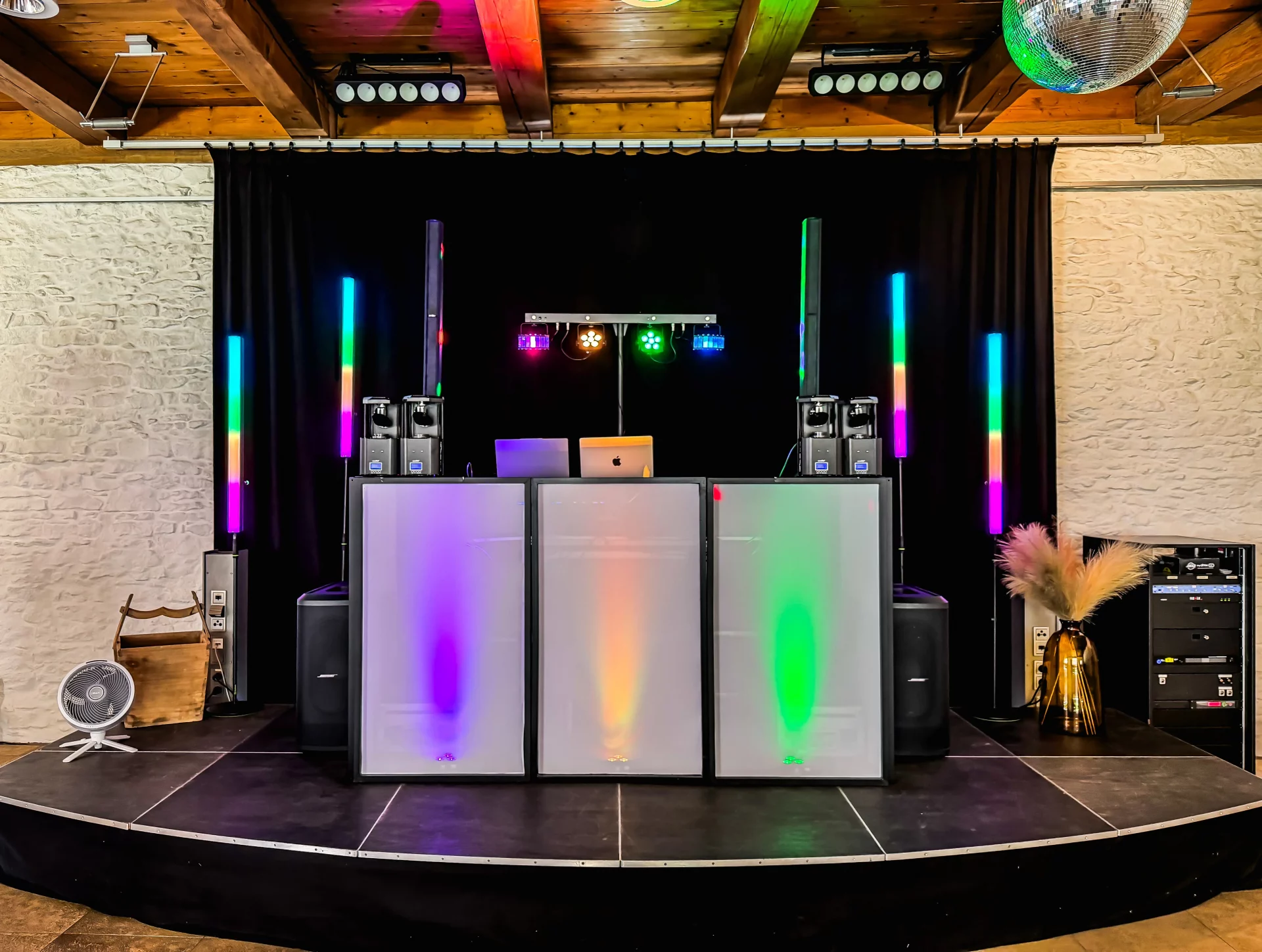 DJ Setup DJ Alexander Pavel auf Bühne im Spitalstadl Freystadt