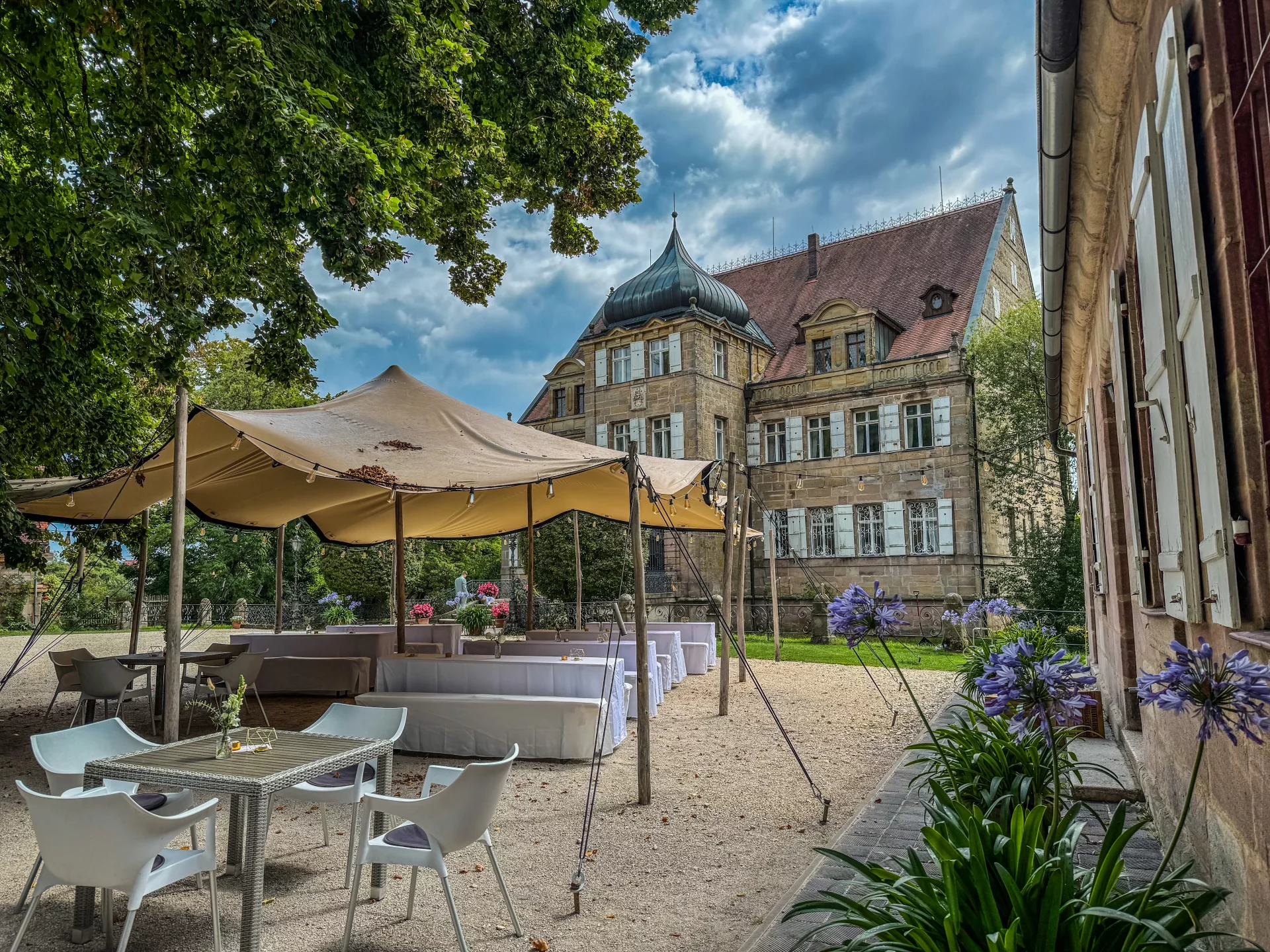 Blick von Remise zu Schloss Dürrenmungenau