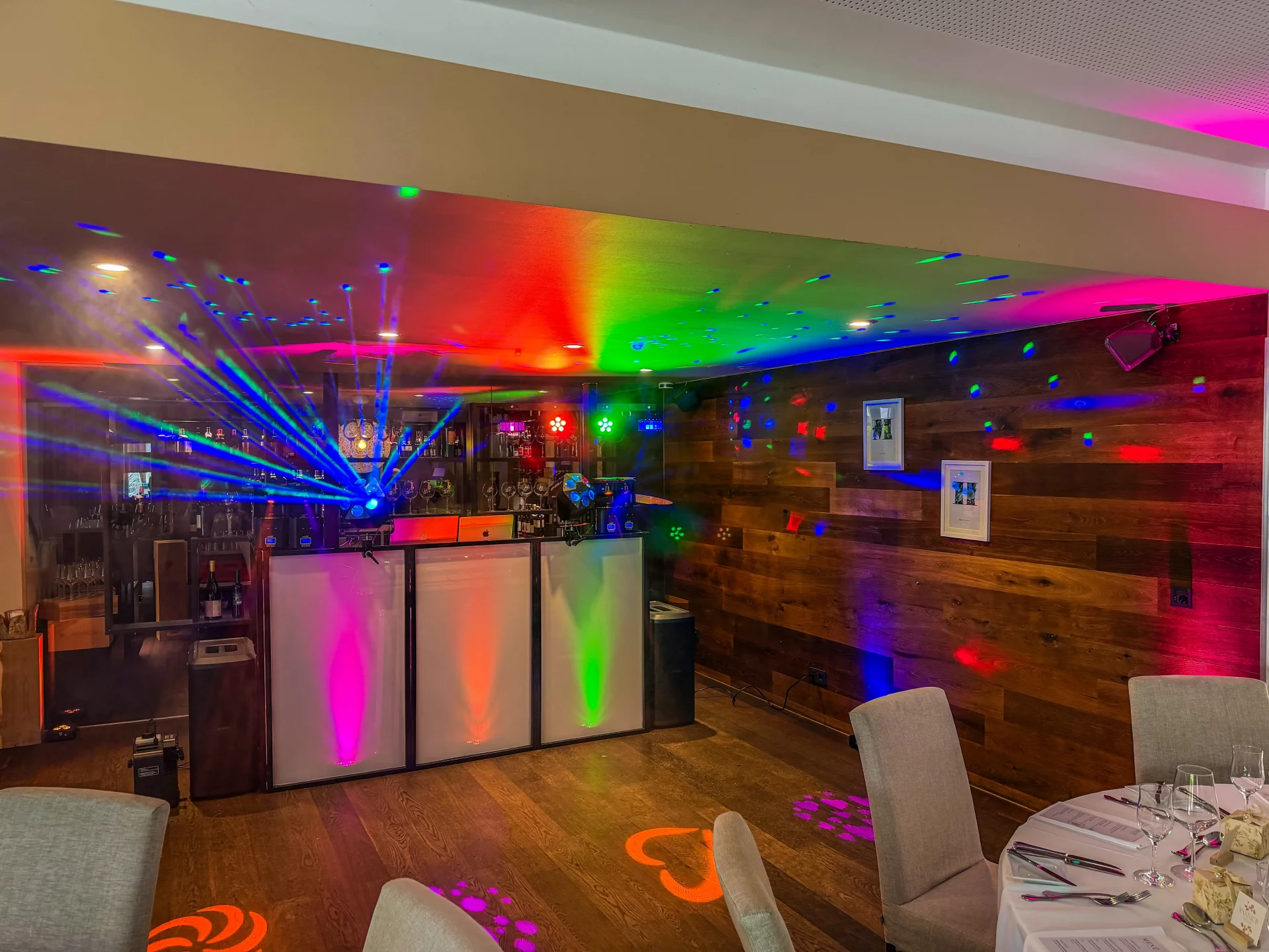 Tanzfläche mit DJ SetUp von DJ Alexander Pavel beim Schwögler in Bad Abbach