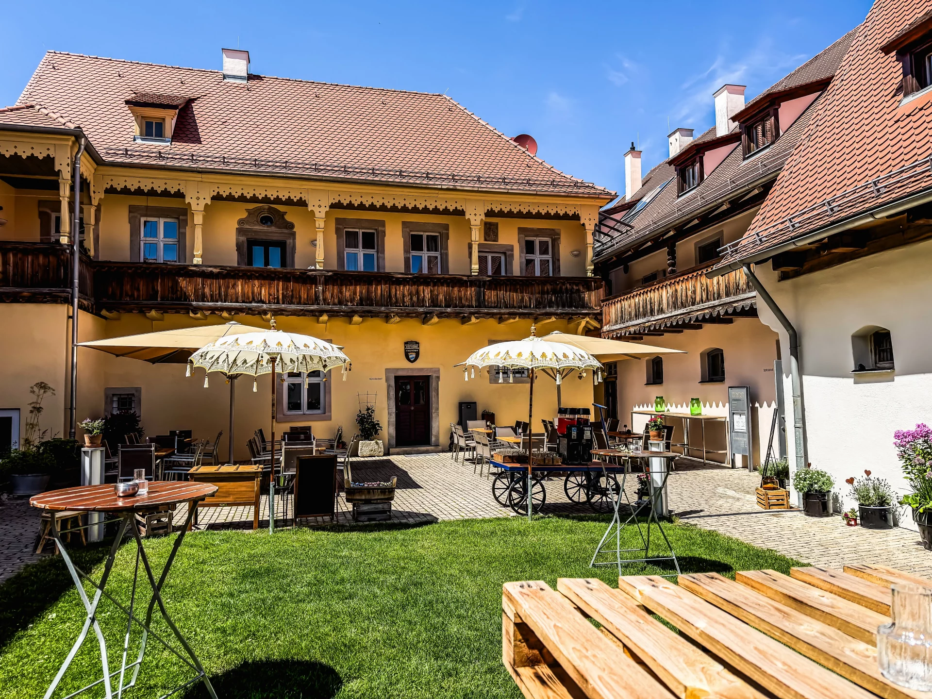 Traumhafter Innenhof im Spitalstadl Freystadt