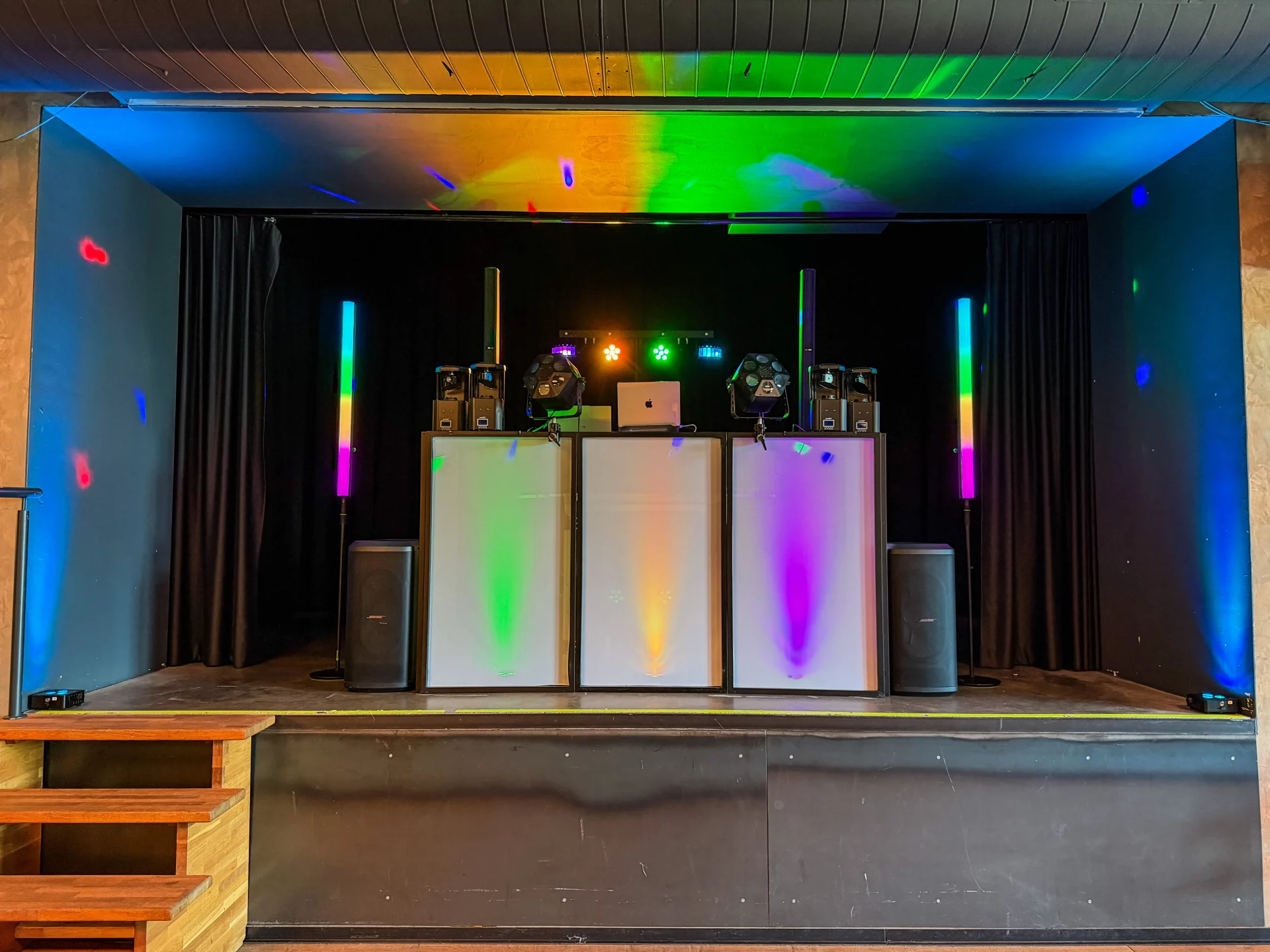 Bühne mit DJ SetUp von DJ Alexander Pavel im Liebesbier Bayreuth