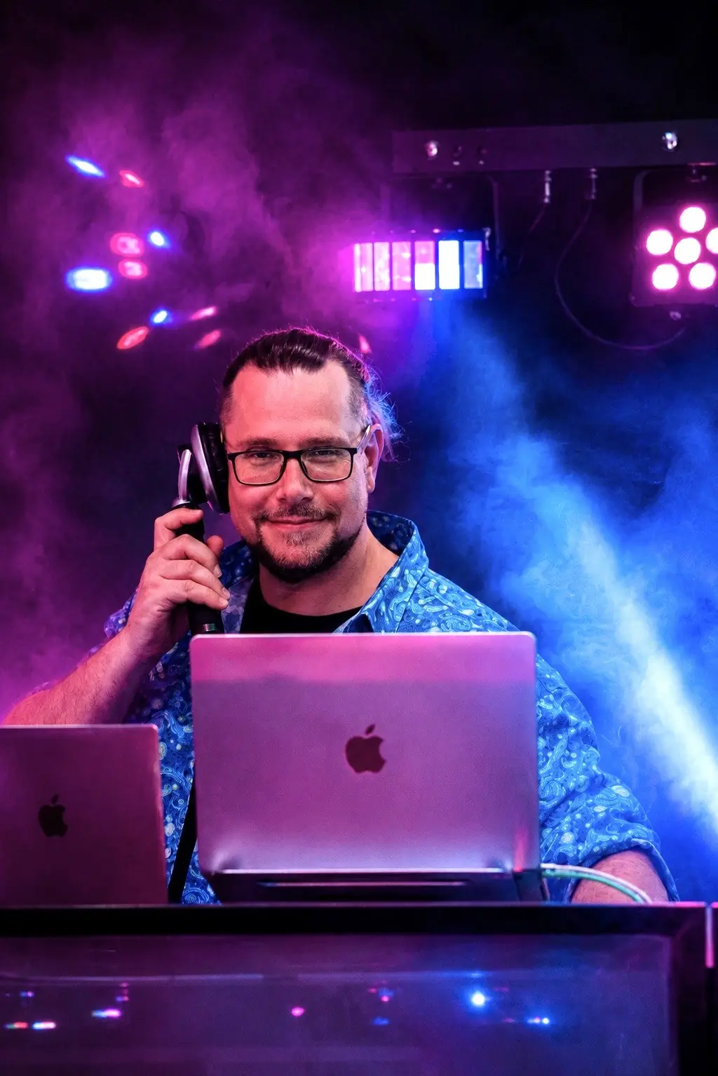 Bild eines DJs beim Auflegen