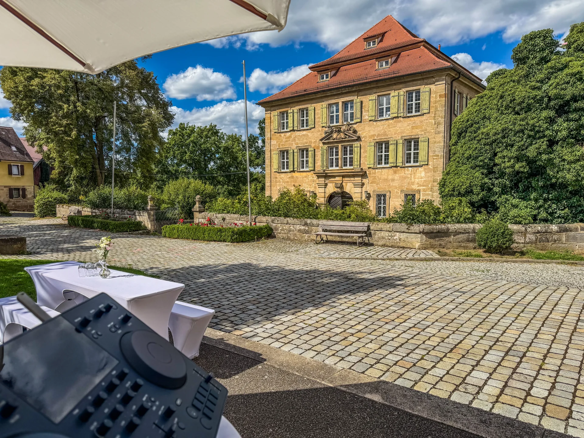 Mobiler DJ-Controller im Innenhof von Schloss Atzelsberg