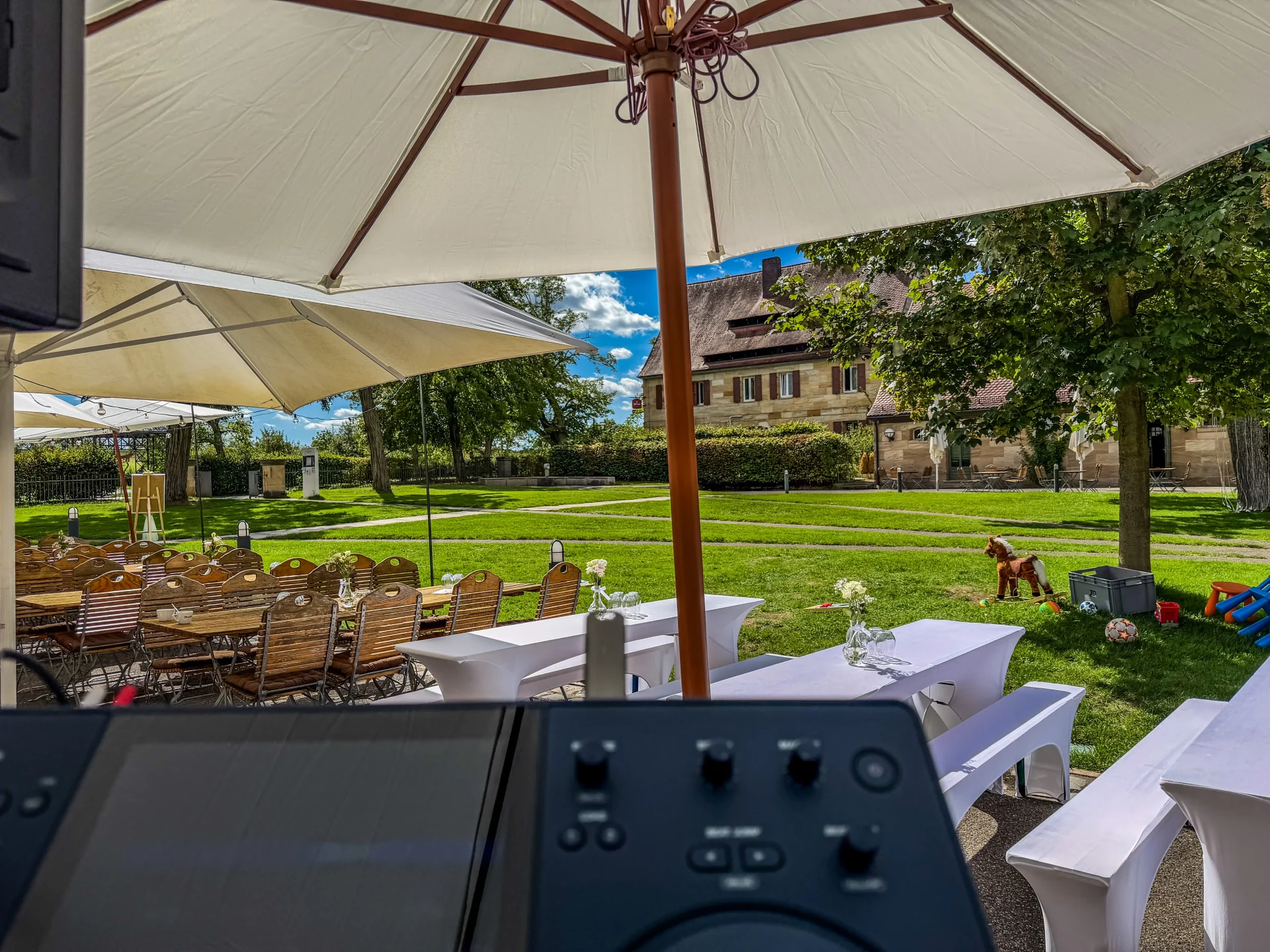 DJ-Controller im Innenhof von Schloss mit Blick aufs Johann's im Innenhof von Schloss Atzelsberg