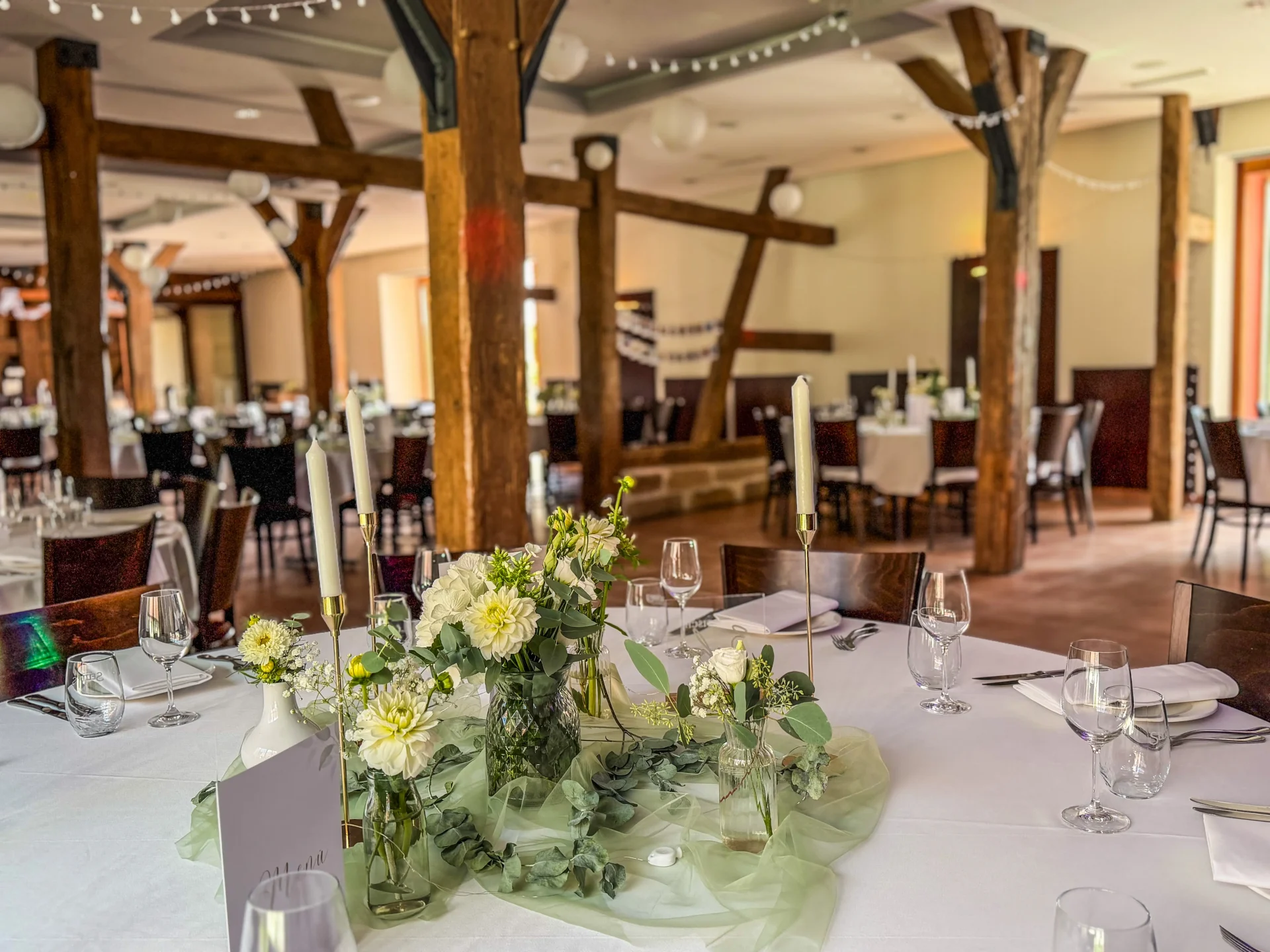 Tischdeko für eine Hochzeit in der Scheune auf Schloss Atzelsberg